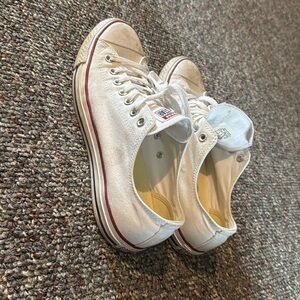 White Low top converse